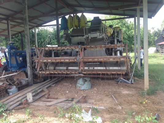 ขายด่วน รถเกี่ยวข้าว กระสอบ (ราคา 185,000บาท) มีภาพวีดีโอด้านล่าง  เครื่องดี 6HE1- เทอร์โบ  ตัวเดิน 10 ช่วง ราคาต่อรองได้ครับ  ชัยยา สตึก โทร 081-9972972 044-666729