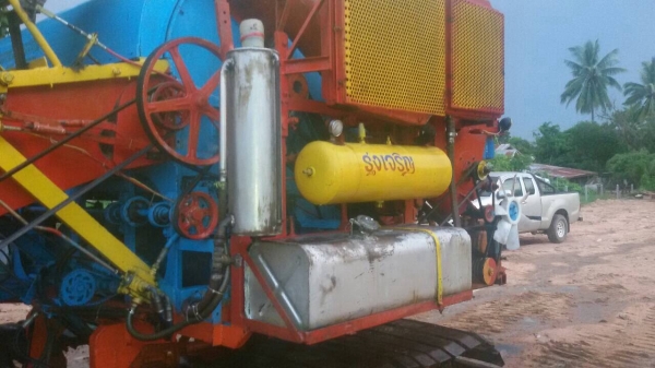 ((150,000))ขายรถเกี่ยว ข้าวรองกระสอบ. เจ้าของดูแลดีซ่อมถึง เช็คสภาพพร้อมใช้งาน