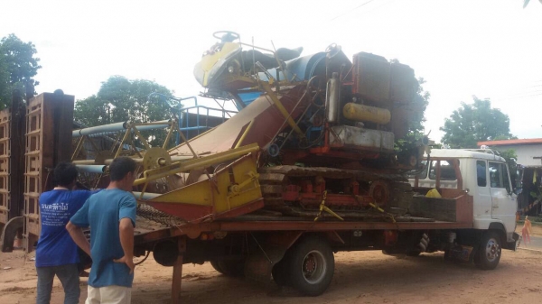 ((150,000))ขายรถเกี่ยว ข้าวรองกระสอบ. เจ้าของดูแลดีซ่อมถึง เช็คสภาพพร้อมใช้งาน