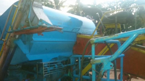 ((150,000))ขายรถเกี่ยว ข้าวรองกระสอบ. เจ้าของดูแลดีซ่อมถึง เช็คสภาพพร้อมใช้งาน