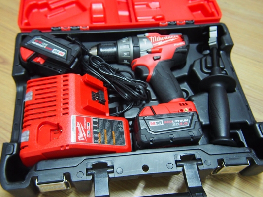 สว่านไร้สายไม่ใช้แปรงถ่านพร้อมด้ามจับ Milwaukee 2604-22 ไฟ18โวลท์พร้อมแท่นชาร์จแบ็ต2ก้อนและเคสพลาสติค