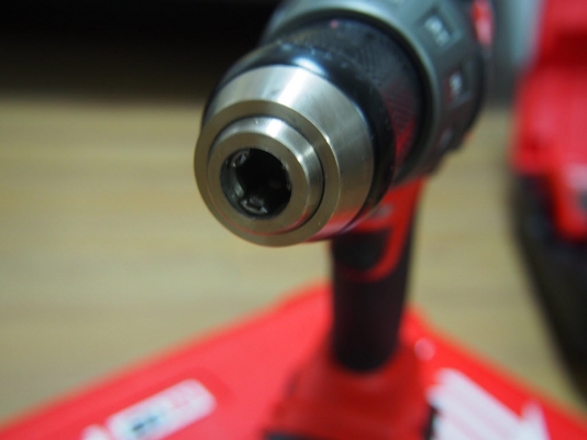 สว่านไร้สายไม่ใช้แปรงถ่านพร้อมด้ามจับ Milwaukee 2604-22 ไฟ18โวลท์พร้อมแท่นชาร์จแบ็ต2ก้อนและเคสพลาสติค สว่านไร้สายไม่ใช้แปรงถ่านพร้อมด้ามจับ Milwaukee 2604-22 ไฟ18โวลท์พร้อมแท่นชาร์จแบ็ต2ก้อนและเคสพลาสติค