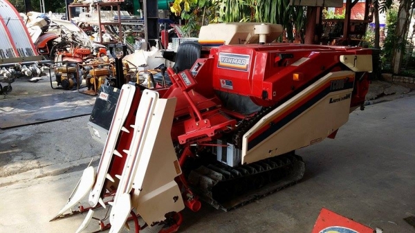นำเข้าจากญี่ปุ่น รถเกี่ยวข้าวพร้อมนวดข้าวในตัว แบบนั่งขับ เก่าญี่ปุ่น  YANMAR รุ่น TC800 ขนาด 8 แรง