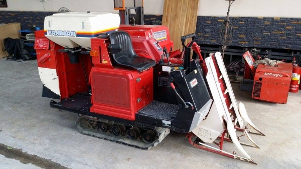 นำเข้าจากญี่ปุ่น รถเกี่ยวข้าวพร้อมนวดข้าวในตัว แบบนั่งขับ เก่าญี่ปุ่น  YANMAR รุ่น TC800 ขนาด 8 แรง