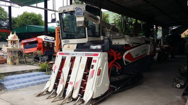 รถเกี่ยวข้าวพร้อมนวดข้าวในตัว แบบนั่งขับ เก่าญี่ปุ่น MITSUBISHI  รุ่น  VG65 สภาพสวย