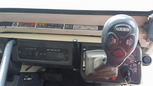 รถเกี่ยวข้าวพร้อมนวดข้าวในตัว แบบนั่งขับ เก่าญี่ปุ่น MITSUBISHI  รุ่น  VG65 สภาพสวย