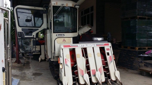 รถเกี่ยวข้าวพร้อมนวดข้าวในตัว แบบนั่งขับ เก่าญี่ปุ่น MITSUBISHI  รุ่น  VG65 สภาพสวย