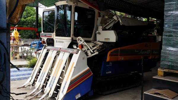 รถเกี่ยวข้าวพร้อมนวดข้าวในตัว แบบนั่งขับ เก่าญี่ปุ่น ISEKI  รุ่น FRONTIER 6 Super สภาพสวย