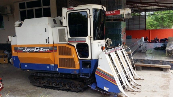 รถเกี่ยวข้าวพร้อมนวดข้าวในตัว แบบนั่งขับ เก่าญี่ปุ่น ISEKI  รุ่น FRONTIER 6 Super สภาพสวย