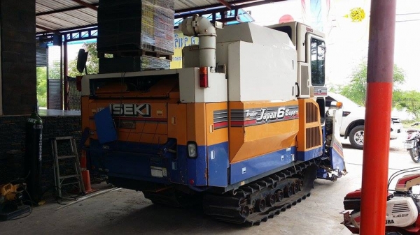 รถเกี่ยวข้าวพร้อมนวดข้าวในตัว แบบนั่งขับ เก่าญี่ปุ่น ISEKI  รุ่น FRONTIER 6 Super สภาพสวย
