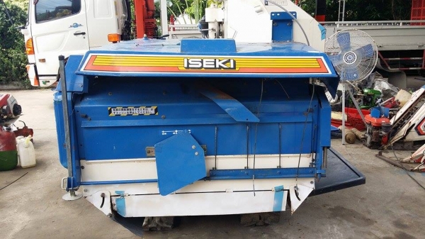 รถเกี่ยวข้าวพร้อมนวดข้าวในตัว แบบนั่งขับ เก่าญี่ปุ่น ISEKI  รุ่น 1400 สภาพดี