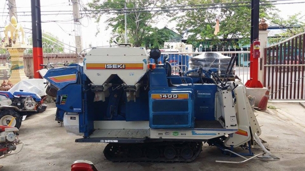 รถเกี่ยวข้าวพร้อมนวดข้าวในตัว แบบนั่งขับ เก่าญี่ปุ่น ISEKI  รุ่น 1400 สภาพดี
