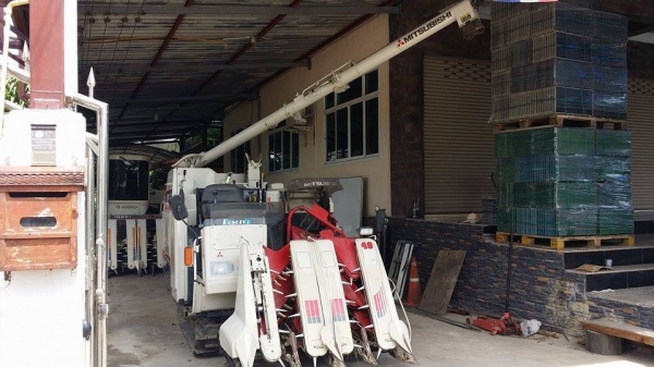รถเกี่ยวข้าวพร้อมนวดข้าวในตัว แบบนั่งขับ เก่าญี่ปุ่น MITSUBISHI รุ่น VY40  สภาพดี