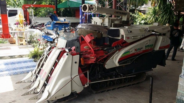 รถเกี่ยวข้าวพร้อมนวดข้าวในตัว แบบนั่งขับ เก่าญี่ปุ่น MITSUBISHI รุ่น VY40  สภาพดี