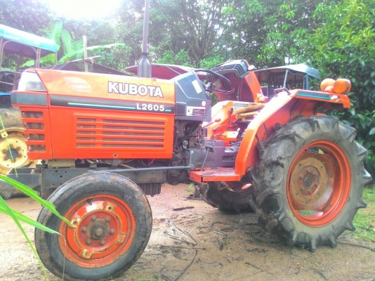 ขายรถไถ KUBOTA L2605 เพลาเดียว พร้อมอุปกรณ์ผาน5 ราคา 85,000 มีทะเบียนพร้อมโอน เครื่องดี เกียร์ดี ไฮดี รถอยู่ อ.แกลง จ.ระยอง มีรถขนส่งบริการทั่วประเทศไทย สนใจสอบถามได้ 0818618678 id line=0818618678 0899347475  id line=carbonthai   https://www.facebook.com/