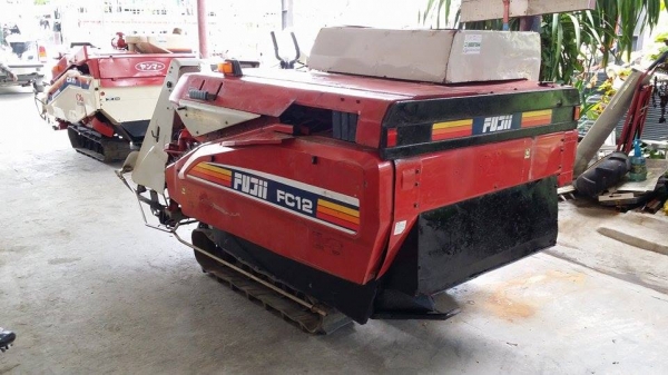 รถเกี่ยวข้าวพร้อมนวดข้าวในตัว แบบนั่งขับ เก่าญี่ปุ่น MITSUBISHI รุ่น FC12  สภาพสวย
