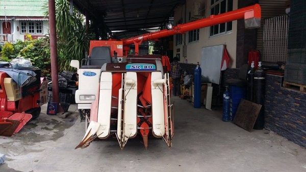 รถเกี่ยวข้าวพร้อมนวดข้าวในตัว แบบนั่งขับ เก่าญี่ปุ่น KUBOTA  รุ่น SR30 สภาพสวย มีท่อส่งข้าว