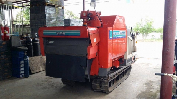 รถเกี่ยวข้าวพร้อมนวดข้าวในตัว แบบนั่งขับ เก่าญี่ปุ่น KUBOTA  รุ่น SR30 สภาพสวย มีท่อส่งข้าว