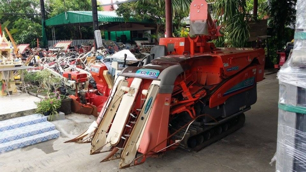 รถเกี่ยวข้าวพร้อมนวดข้าวในตัว แบบนั่งขับ เก่าญี่ปุ่น KUBOTA  รุ่น SR30 สภาพสวย มีท่อส่งข้าว