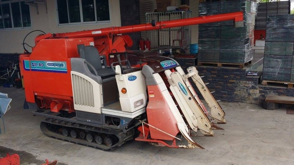 รถเกี่ยวข้าวพร้อมนวดข้าวในตัว แบบนั่งขับ เก่าญี่ปุ่น KUBOTA  รุ่น SR30 สภาพสวย มีท่อส่งข้าว