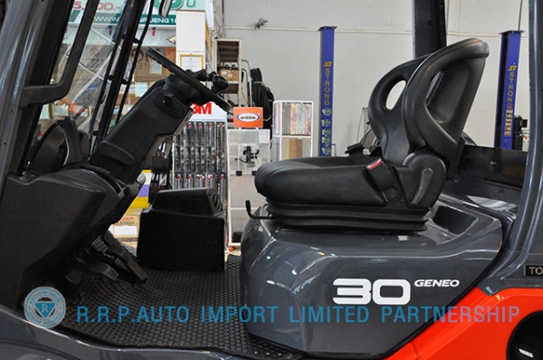 ขายรถโฟล์คลิฟท์มือสอง TOYOTA รุ่น 8FD30 ราคา xxx,xxx บาท นำเข้าจากประเทศญี่ปุ่น 100\% ไม่เคยใช้งานในไทย