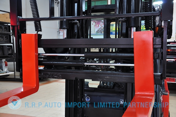 ขายรถโฟล์คลิฟท์มือสอง TOYOTA รุ่น 8FD30 ราคา xxx,xxx บาท นำเข้าจากประเทศญี่ปุ่น 100\% ไม่เคยใช้งานในไทย