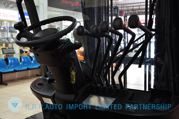 ขายรถโฟล์คลิฟท์มือสอง TOYOTA รุ่น 8FD30 ราคา xxx,xxx บาท นำเข้าจากประเทศญี่ปุ่น 100\% ไม่เคยใช้งานในไทย