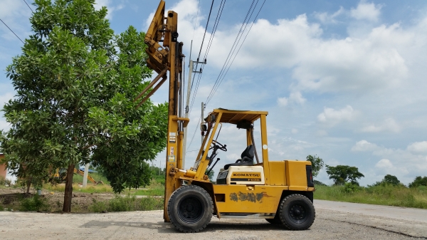 ขายด่วนรถยกKOMATSU FD3.5ยก3.5ตันเสาสูง3เมตรงากะดกได้ยางหน้าคู้รถนอกนำเข้ายังไม่เคยใช้งานในเมืองไทยเลย