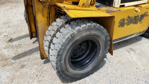ขายด่วนรถยกKOMATSU FD3.5ยก3.5ตันเสาสูง3เมตรงากะดกได้ยางหน้าคู้รถนอกนำเข้ายังไม่เคยใช้งานในเมืองไทยเลย