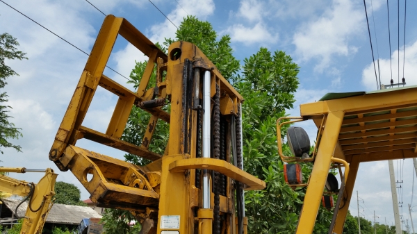 ขายด่วนรถยกKOMATSU FD3.5ยก3.5ตันเสาสูง3เมตรงากะดกได้ยางหน้าคู้รถนอกนำเข้ายังไม่เคยใช้งานในเมืองไทยเลย