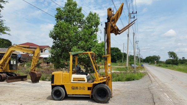 ขายด่วนรถยกKOMATSU FD3.5ยก3.5ตันเสาสูง3เมตรงากะดกได้ยางหน้าคู้รถนอกนำเข้ายังไม่เคยใช้งานในเมืองไทยเลย