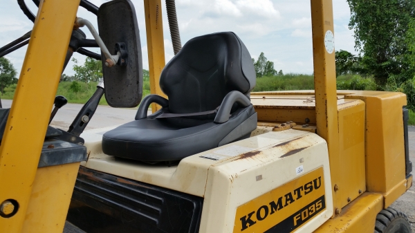ขายด่วนรถยกKOMATSU FD3.5ยก3.5ตันเสาสูง3เมตรงากะดกได้ยางหน้าคู้รถนอกนำเข้ายังไม่เคยใช้งานในเมืองไทยเลย