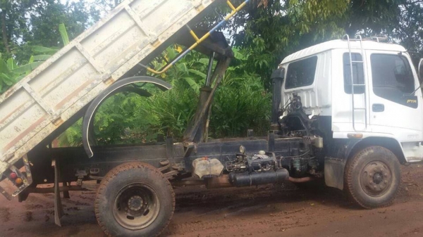 ขายรถ6ล้อ ดั้มเดก้า 195แรง แคชซีFTR สภาพพร้อมใช้งาน เอกสารพร้อมโอน สนใจโทร 090-8588220คุณนะ 093-3258446คุณบิว หรือเข้าดูสินค้าอื่นๆได้ที่ www.truck.in.th/498 หรือเพจFacebook ณรงค์ ซื้อขายรถมือสอง (เว็บไซต์ส่วนตัว) หรือFacebook ตลาดรถมือสอง คุณนะ