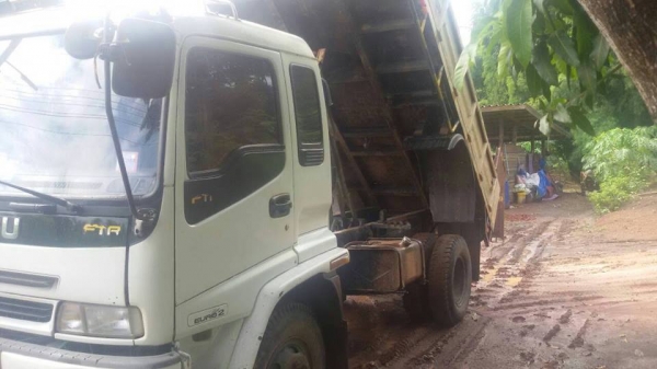 ขายรถ6ล้อ ดั้มเดก้า 195แรง แคชซีFTR สภาพพร้อมใช้งาน เอกสารพร้อมโอน สนใจโทร 090-8588220คุณนะ 093-3258446คุณบิว หรือเข้าดูสินค้าอื่นๆได้ที่ www.truck.in.th/498 หรือเพจFacebook ณรงค์ ซื้อขายรถมือสอง (เว็บไซต์ส่วนตัว) หรือFacebook ตลาดรถมือสอง คุณนะ