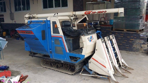 รถเกี่ยวข้าวพร้อมนวดข้าวในตัว แบบนั่งขับ เก่าญี่ปุ่น  ISEKI  Frontier 220 สภาพสวย