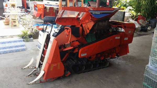รถเกี่ยวข้าวพร้อมนวดข้าวในตัว แบบนั่งขับ เก่าญี่ปุ่น KUBOTA  รุ่น R1-151 (3) สภาพสวย