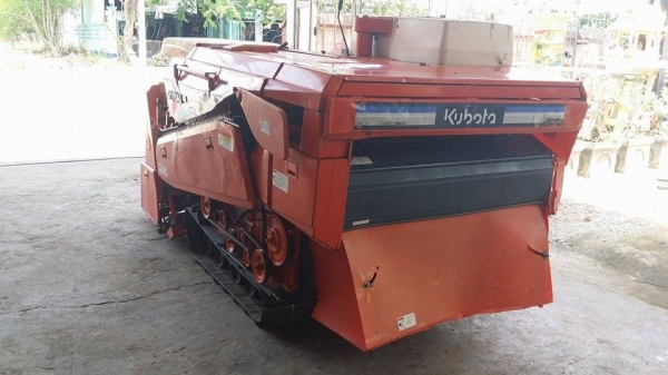 รถเกี่ยวข้าวพร้อมนวดข้าวในตัว แบบนั่งขับ เก่าญี่ปุ่น KUBOTA  รุ่น R1-151 (3) สภาพสวย