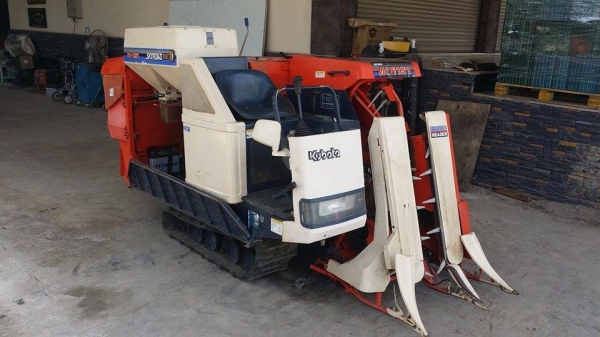 รถเกี่ยวข้าวพร้อมนวดข้าวในตัว แบบนั่งขับ เก่าญี่ปุ่น KUBOTA  รุ่น R1-151 (3) สภาพสวย