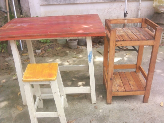 โต็ะไม้กลางพร้อมชั้นวาง