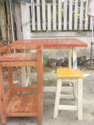 โต็ะไม้กลางพร้อมชั้นวาง