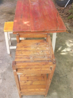 โต็ะไม้กลางพร้อมชั้นวาง