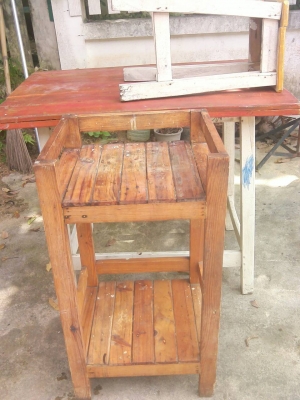 โต็ะไม้กลางพร้อมชั้นวาง