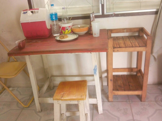 โต็ะไม้กลางพร้อมชั้นวาง