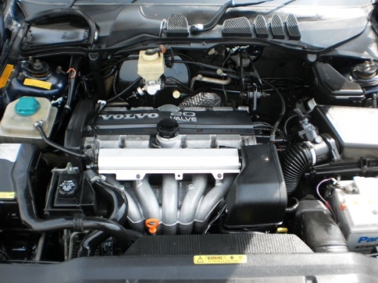 1999 VOLVO V70