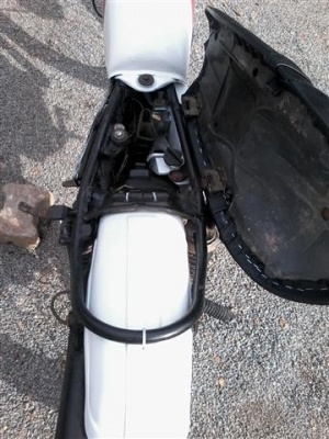 ขาย DT100 มีเล่มไม่โอนรถติดขี่ได้เครื่องดีพอใช้คันสตาร์ทคันเกียร์ไม่เชื่อมอะไหล่ที่เหลือเอาไปเก็บเองราคาเบาๆ 8900 บาท ขาย DT100 มีเล่มไม่โอนรถติดขี่ได้เครื่องดีพอใช้คันสตาร์ทคันเกียร์ไม่เชื่อมอะไหล่ที่เหลือเอาไปเก็บเองราคาเบาๆ 8900 บาท