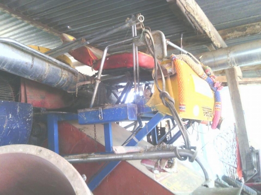 รถเกี่ยวข้าว ส.ทวีเอ็นจิเนียริ่ง อุ้ม2.5ตัน เครื่องอิสุ210เทอร์โบ ตัวเดิน10 หน้าเกี่ยว3.3ม.