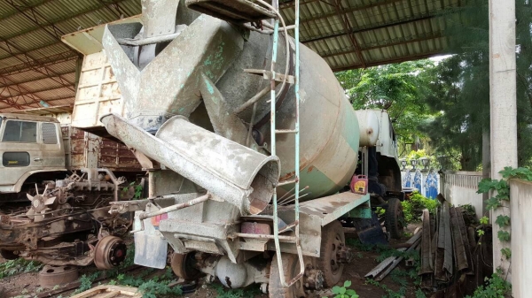 ขายรถโม่ปูน 5 คิว 10 ล้อ 2 เพลา NISSAN เครื่อง PE6-T 290 แรงม้า คัสซีสวยตลอดเส้น เบรคลมดัน วางหัว F18 รถใช้งานได้ปกติครับ ทะเบียนพร้อมโอน