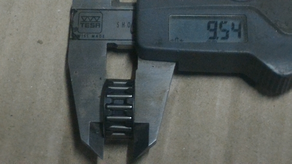 ตลับลูกปืนแบบทรงกระบอกใช้กับเพลาขนาด 16 มม.และรูที่สวม 20 มม. เรียงตามแนวแกนของใหม่ (มี 60 ตัว)