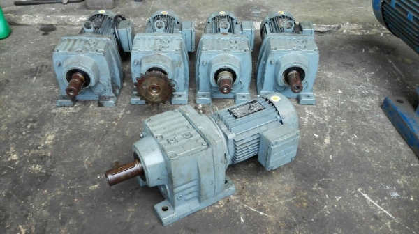 **** Sold **** มอเตอร์เกียร์ SEW Eurodrive 1 HP. 380V. ทด 1:35 ความเร็วรอบ 39 RPM. มี 5 ตัว สภาพใหม่ บางตัวยังไม่ได้ใช้งาน!!