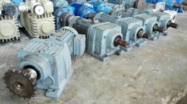 **** Sold **** มอเตอร์เกียร์ SEW Eurodrive 1 HP. 380V. ทด 1:35 ความเร็วรอบ 39 RPM. มี 5 ตัว สภาพใหม่ บางตัวยังไม่ได้ใช้งาน!!